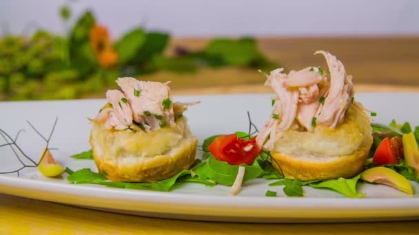 Pequeño relleno de pan con pechugas de pollo — Vídeo de stock