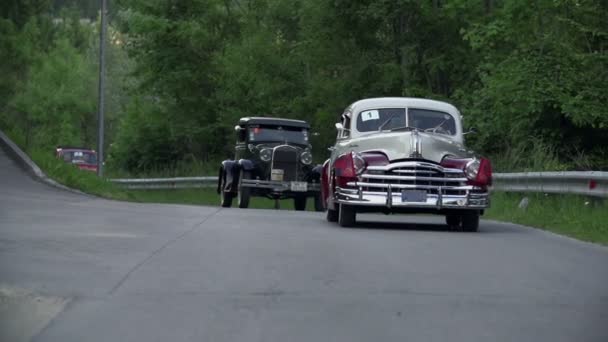 Línea de coches antiguos y sorprendentes vintage — Vídeo de stock