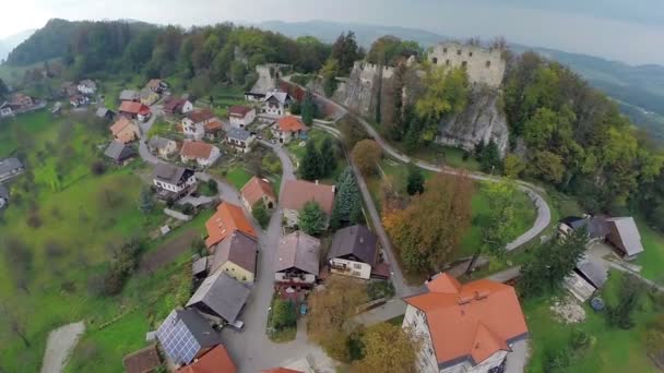 Schloss mitten im Dorf — Stockvideo