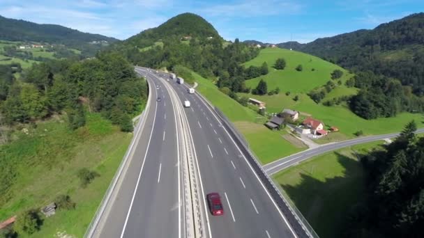 Snelweg wegverkeer op een brug in een vallei — Stockvideo