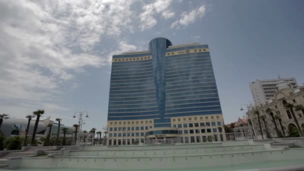 Parque frente al Hotel Hilton en Bakú — Vídeo de stock