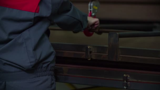 Worker removes handle from fetters — Stock Video