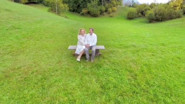 Casal passar tempo encantador juntos em uma natureza — Vídeo de Stock