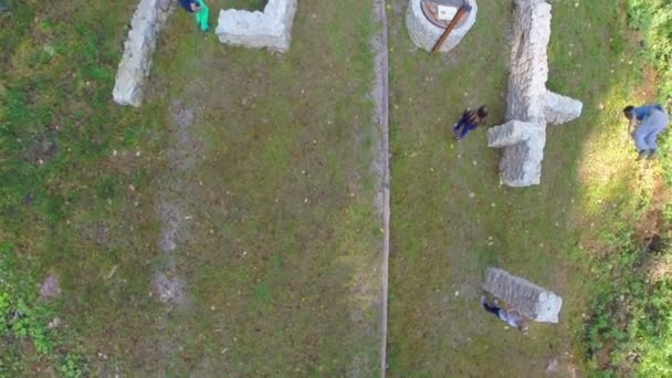 Enfants courant autour des ruines du château à la recherche de trésor — Video