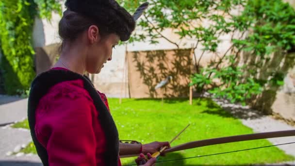 Princesa turca entrenamiento tiro con arco — Vídeo de stock