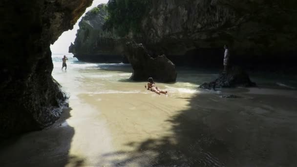 Высокие скалы вокруг песчаного пляжа на Бали — стоковое видео