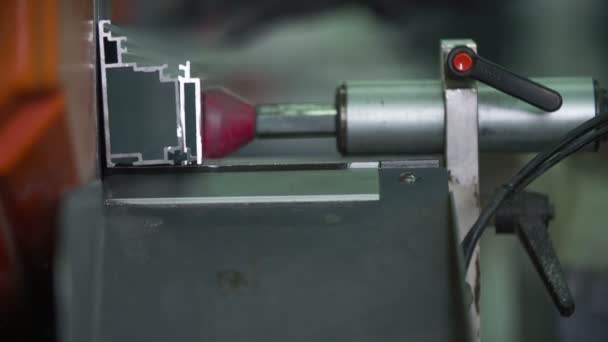 Maszyna, trzymając kawałek metalu w miejscu — Wideo stockowe