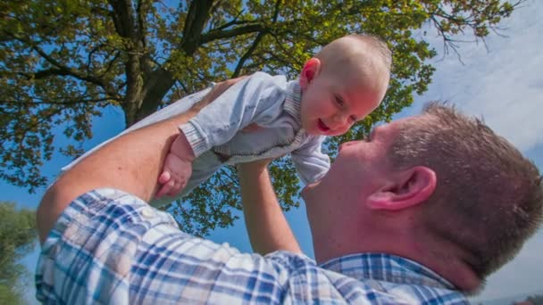 Lilla baby i luften avnjuter med pappa — Stockvideo