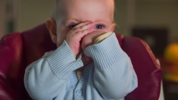 Le petit enfant montre de la fatigue — Video