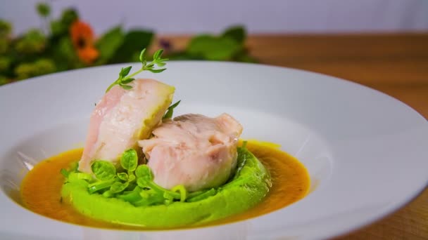 Las flores caen sobre la comida bien decorada — Vídeo de stock