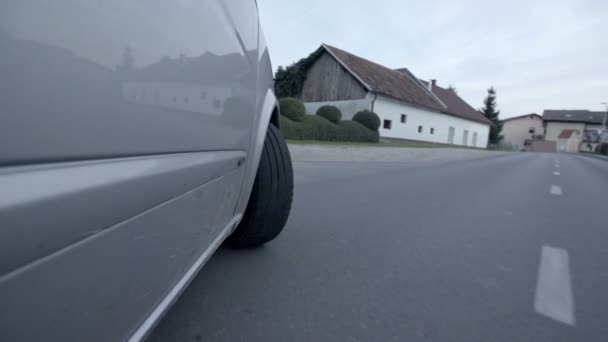 Auto draaien in het dorp — Stockvideo