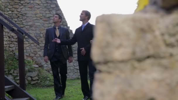 Business partners among the ruins of the castle — Stock Video