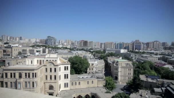 El centro de una ciudad antigua y nueva Bakú — Vídeo de stock