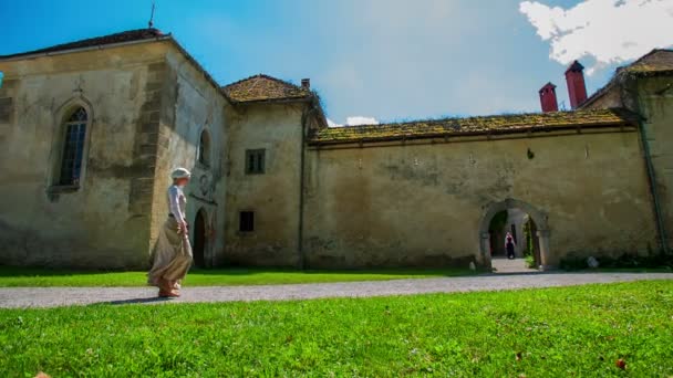 Mujer caminando hacia la mansión vintage — Vídeos de Stock