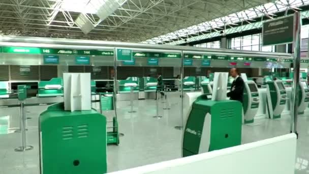 Empty airport in Italy — Stock Video