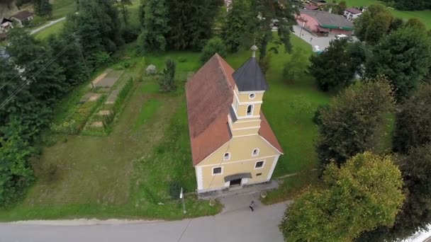 Kyrkan på den lugna landsbygden — Stockvideo