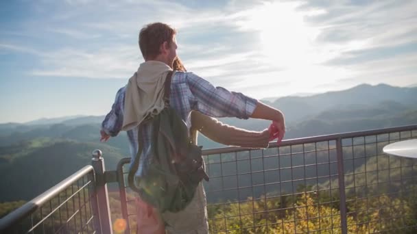 Pareja enamorada estirando las manos en el viento — Vídeo de stock