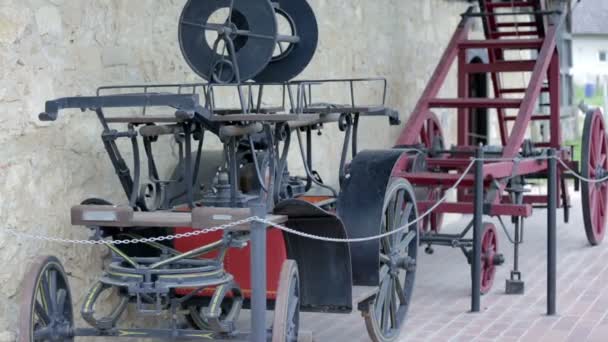 Histórica maquinaria agrícola de hierro — Vídeo de stock