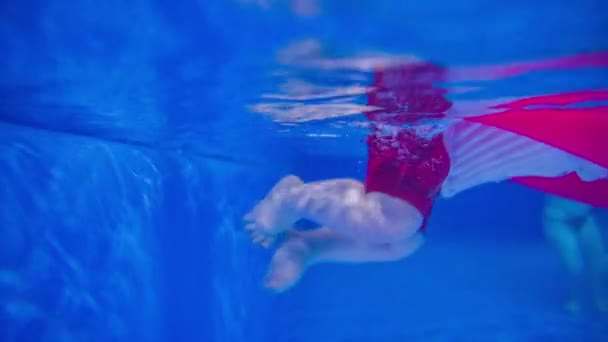 Lindo bebé empezando a nadar — Vídeos de Stock