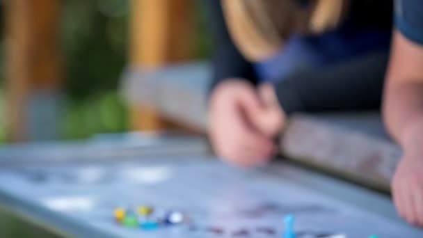 Crianças brincando com jogo de mesa e o casal vem em — Vídeo de Stock