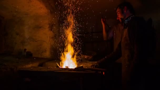 Коваль нагріває метал до полум'я — стокове відео