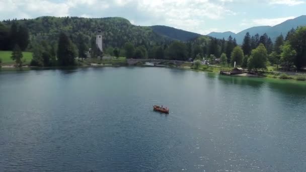 Аріель стріляти човні по озеру — стокове відео