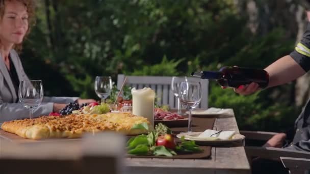 İş yemeğine şarap dökmek — Stok video