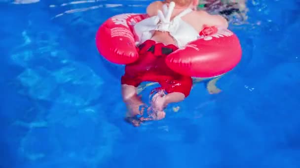 Chłopiec pływanie od aparatu — Wideo stockowe