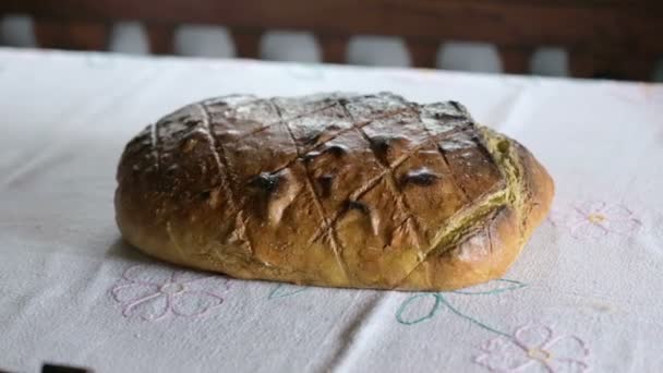 Aromatische zelfgebakken brood op een versierde tafel — Stockvideo