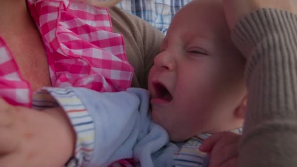 Bebé haciendo cara enojada en cámara lenta — Vídeo de stock