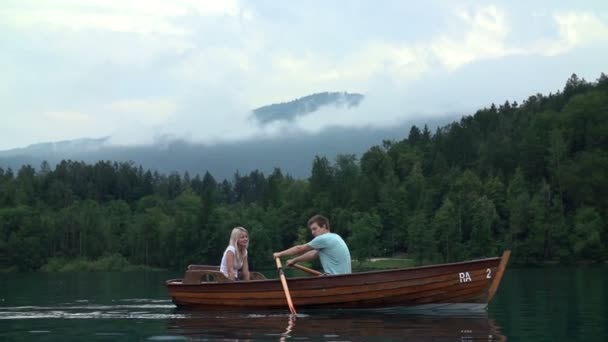 Paar schwimmt im Boot auf dem See — Stockvideo