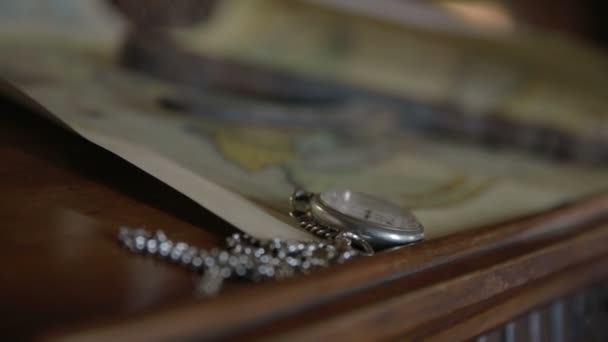  montre vintage sur la carte  