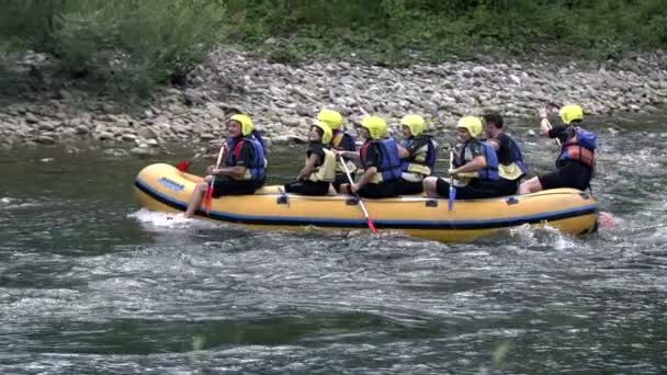 Rafting team on fast dangerous river — Stock Video