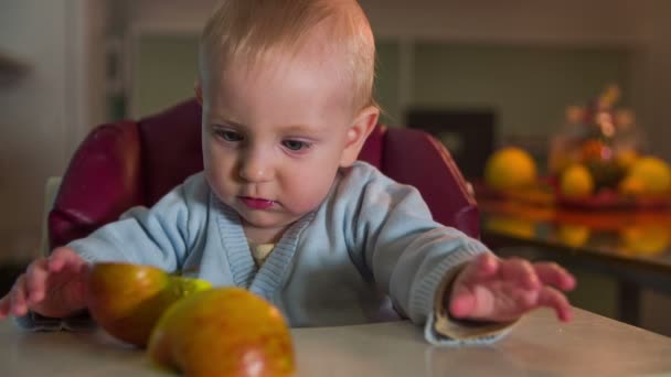 Bebê brincando com maçã cortada — Vídeo de Stock