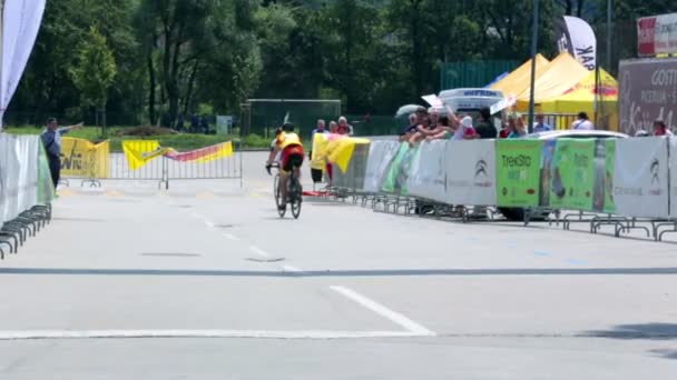 Radfahrer fahren bei Wettkämpfen in Slowenien — Stockvideo