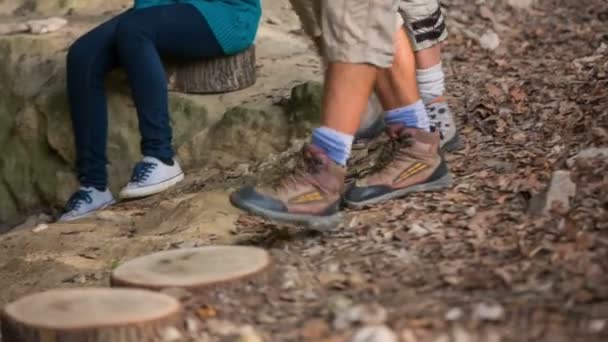 Paar lopen naar de plaats van de zitplaatsen — Stockvideo