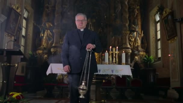 Kerk op de heuvel in het midden van een landschap — Stockvideo