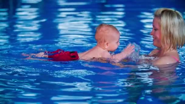 Baby plaskade i poolen — Stockvideo