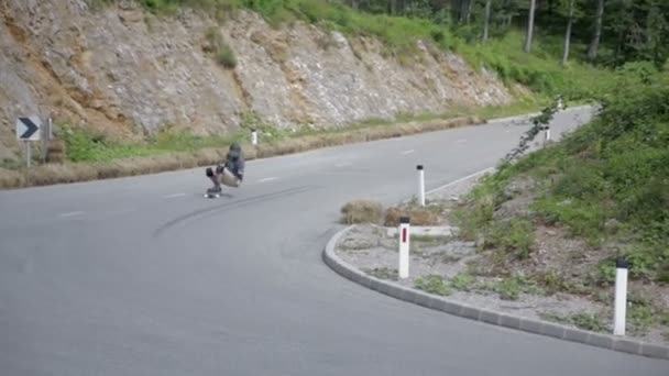 Patineur sur une route de montagne sinueuse — Video