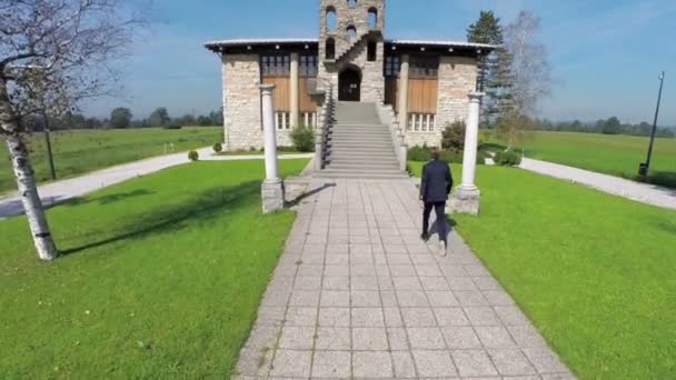Man lopen op de trap in naar een mooie bulding — Stockvideo