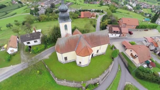 Kościół na wzgórzu i samochód przechodzi przez — Wideo stockowe