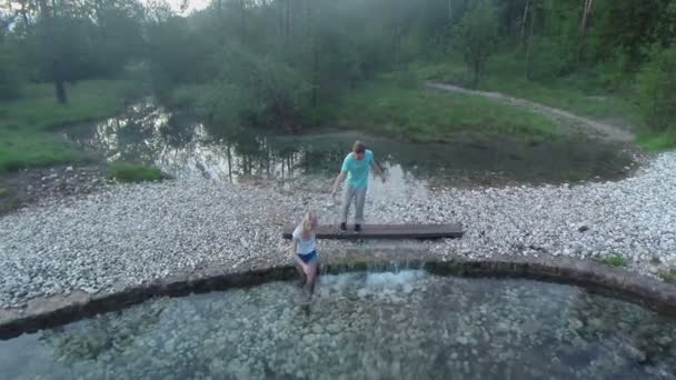 Mädchen springt in Teich — Stockvideo