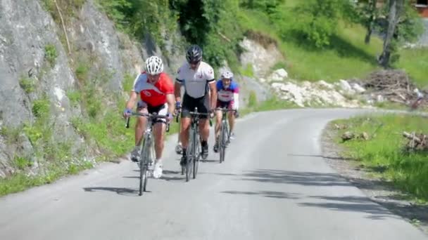 Ciclistas en competiciones en Eslovenia — Vídeo de stock