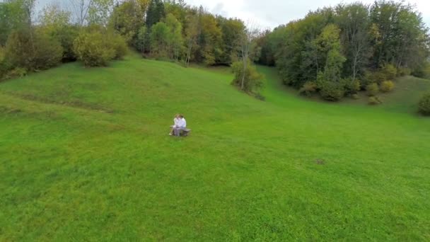 Seniorenpaar sitzt auf Bank in der Natur — Stockvideo