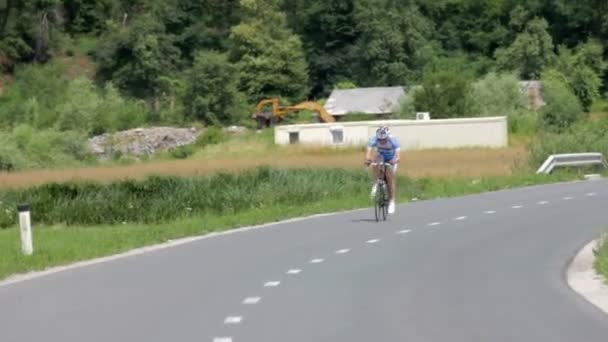 Biciclista dirigindo na bela paisagem da natureza — Vídeo de Stock