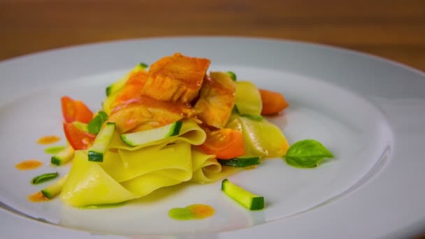 Spinning plato blanco de ensalada de pasta — Vídeos de Stock
