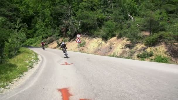 Cyklister rida i tävlingar i Slovenien — Stockvideo