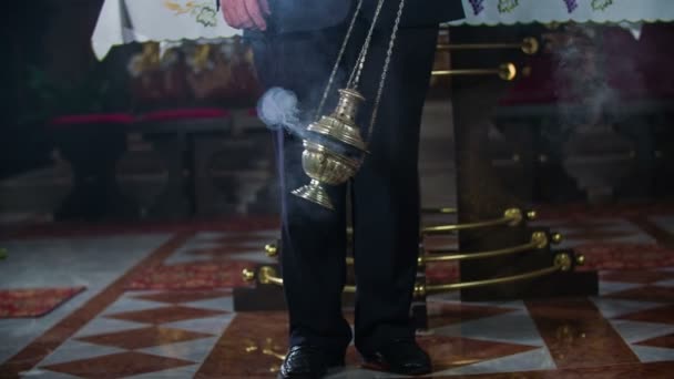 Священик гойдається на пристрої для куріння — стокове відео