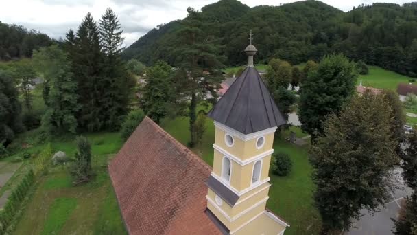 Igreja católica na pequena aldeia rural — Vídeo de Stock