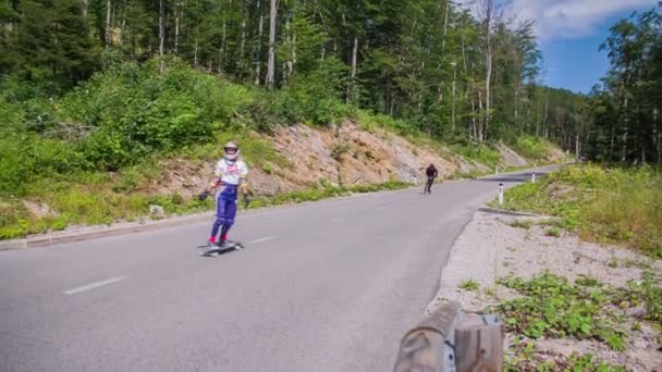 Patinador Longboard tratar de obtener la máxima velocidad — Vídeo de stock